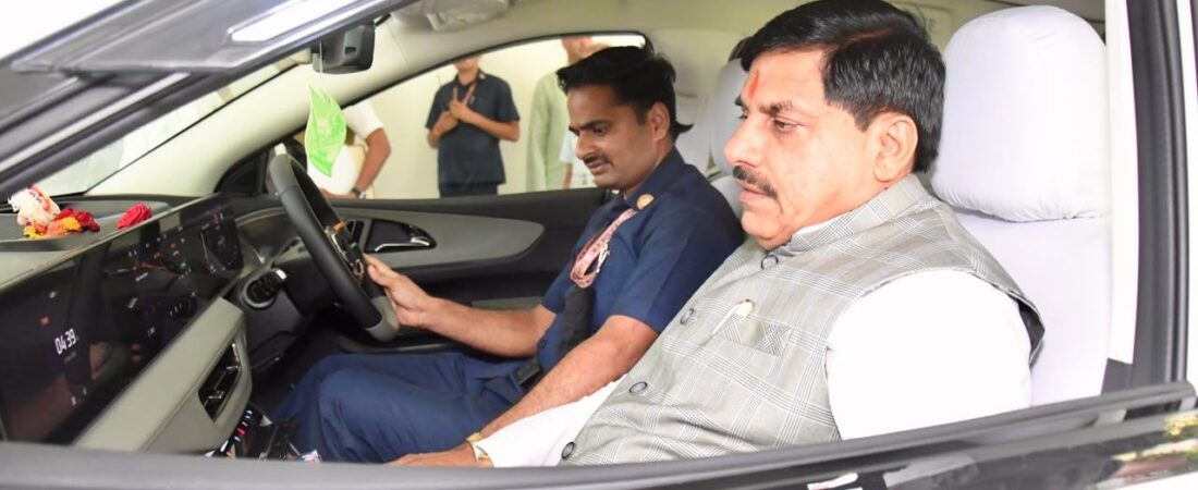 डॉ. मोहन देश के पहले सीएम, जिन्होंने काफिले में शामिल की EV, दिया पीएम मोदी का संदेश